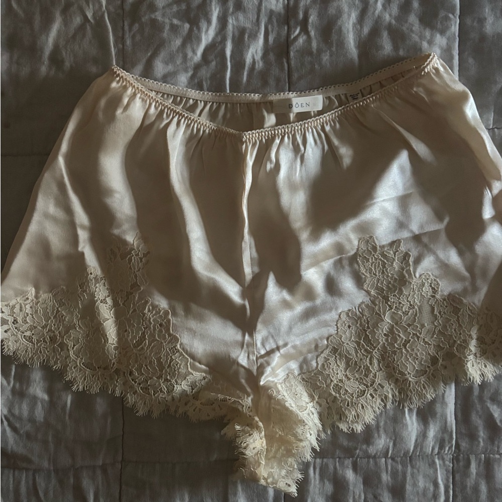 EUC Doen Iona Shorts size Small in Candlelight